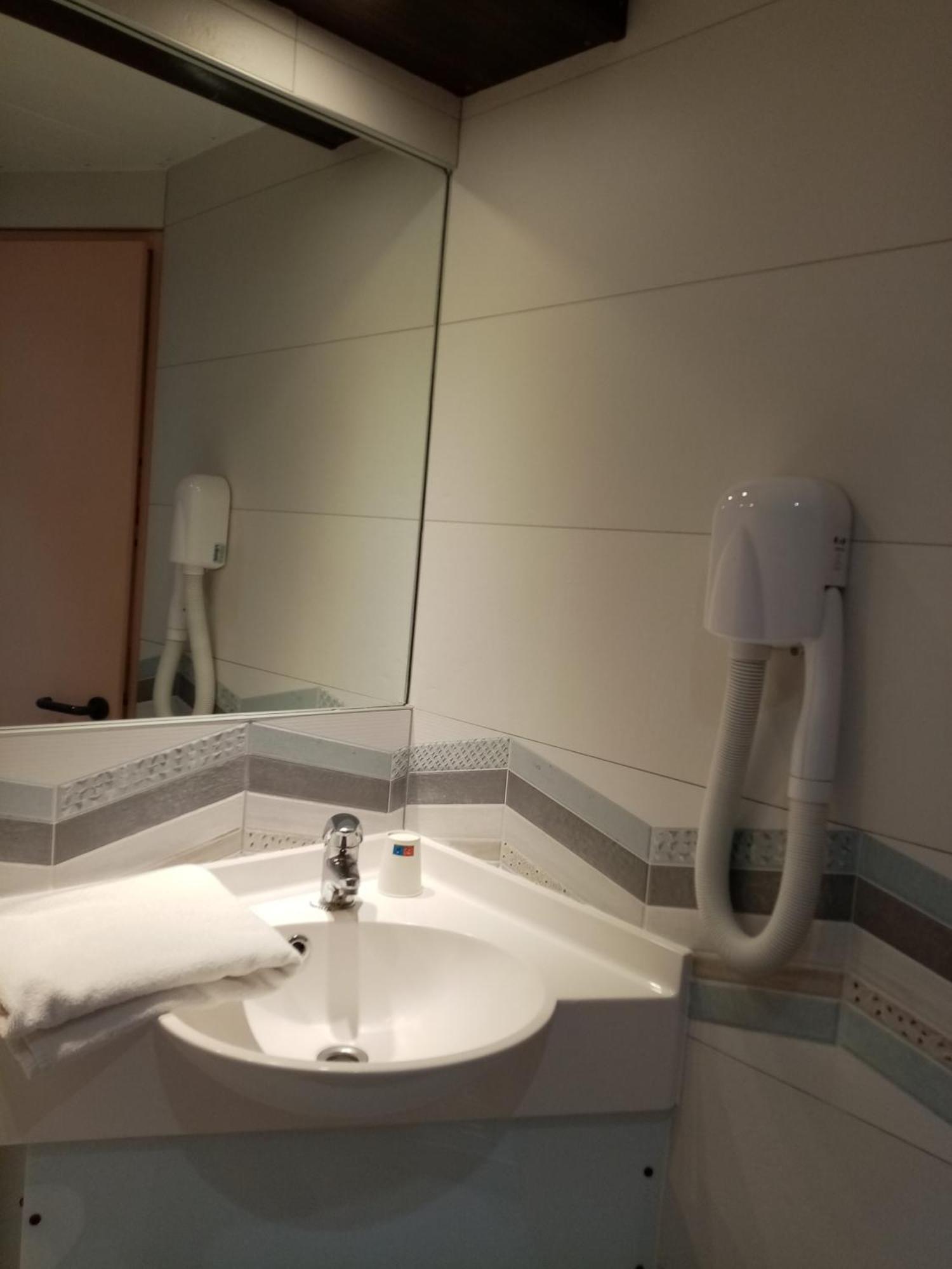 Brit Hotel St-Quentin/Nord Fayet  외부 사진